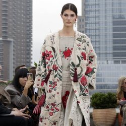 Caftán de flores de Oscar de la Renta primavera/verano 2019 en la New York Fashion Week