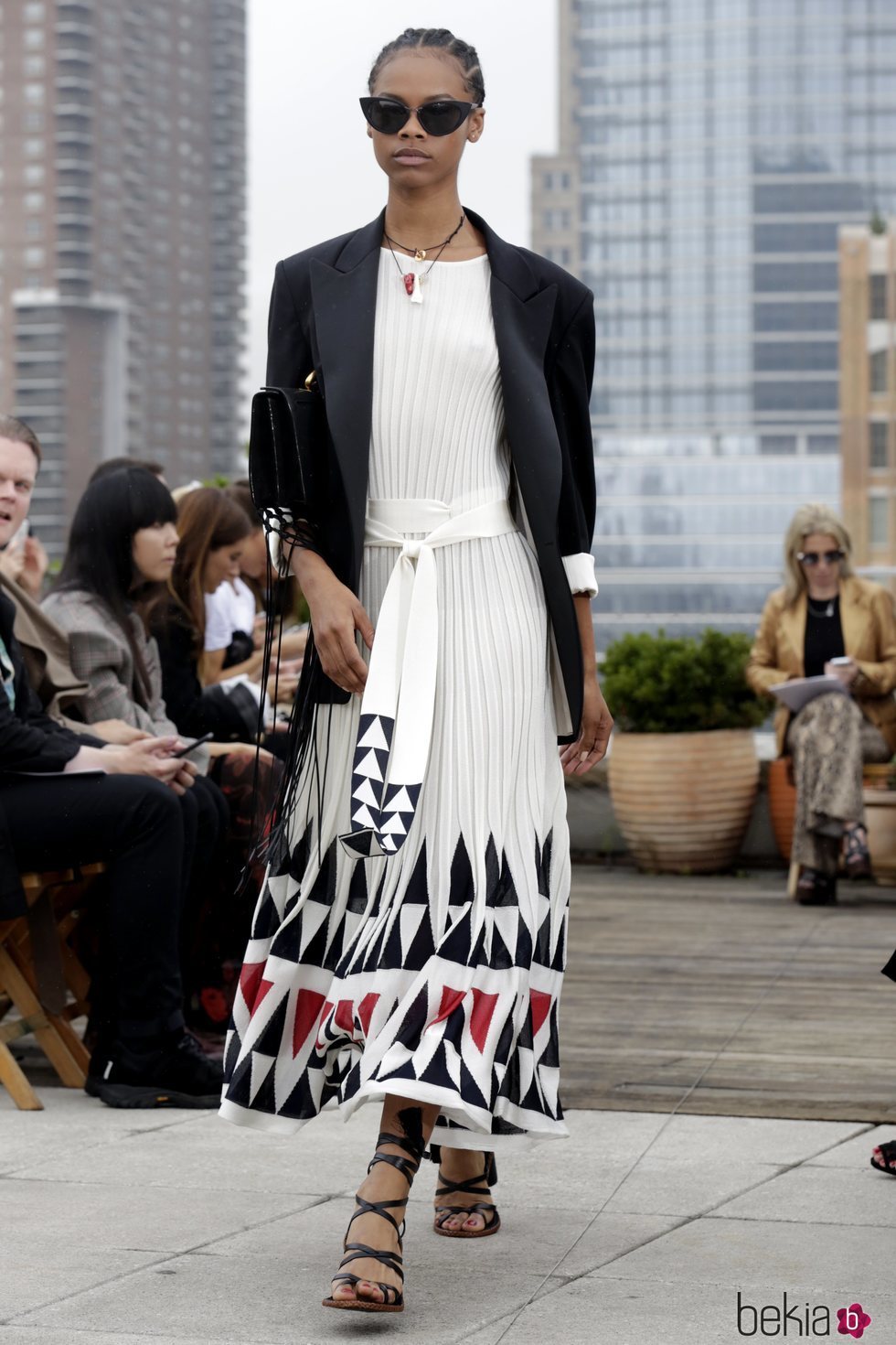 Vestido blanco estampado de Oscar de la Renta primavera/verano 2019 en la New York Fashion Week
