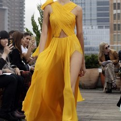 Vestido amarillo 'cut out' de Oscar de la Renta primavera/verano 2019 en la New York Fashion Week