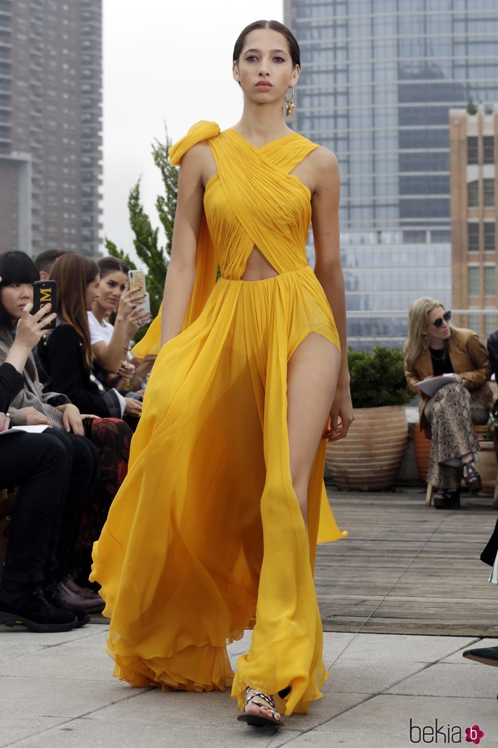 Vestido amarillo 'cut out' de Oscar de la Renta primavera/verano 2019 en la New York Fashion Week