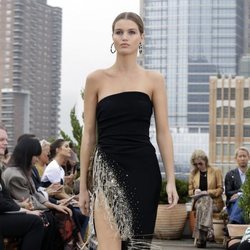 Vestido negro con abertura lateral de Oscar de la Renta primavera/verano 2019 en la New York Fashion Week