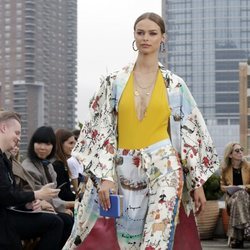 Caftán y pantalón de Oscar de la Renta primavera/verano 2019 en la New York Fashion Week