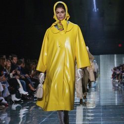 Abrigo amarillo de Marc Jacobs primavera 2019 en la New York Fashion Week