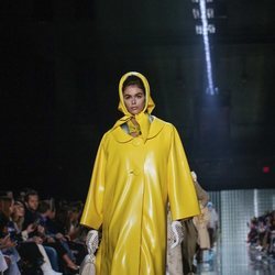 Abrigo amarillo de Marc Jacobs primavera 2019 en la New York Fashion Week