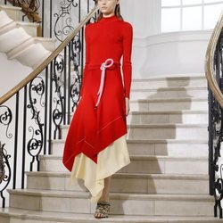 Conjunto rojo de Victoria Beckham primavera/verano 2019 en la London Fashion Week