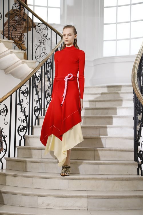 Conjunto rojo de Victoria Beckham primavera/verano 2019 en la London Fashion Week