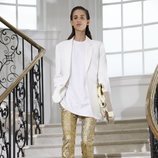 Pantalones dorados de Victoria Beckham primavera/verano 2019 en la London Fashion Week