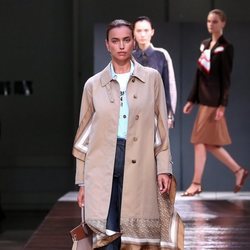 Irina Shayk desfilando para la colección primavera/verano 2019 de Burberry en la semana de la moda en Londres