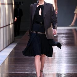 Vestido negro de la colección primavera/verano 2019 de Burberry presentada en la semana de la moda en Londres