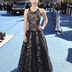 Emilia Clarke con un vestido de encaje floral en los Premios Emmy 2018