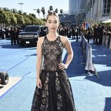 Emilia Clarke con un vestido de encaje floral en los Premios Emmy 2018