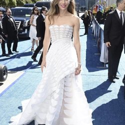 Jessica Biel con un vestido geométrico en los Premios Emmy 2018