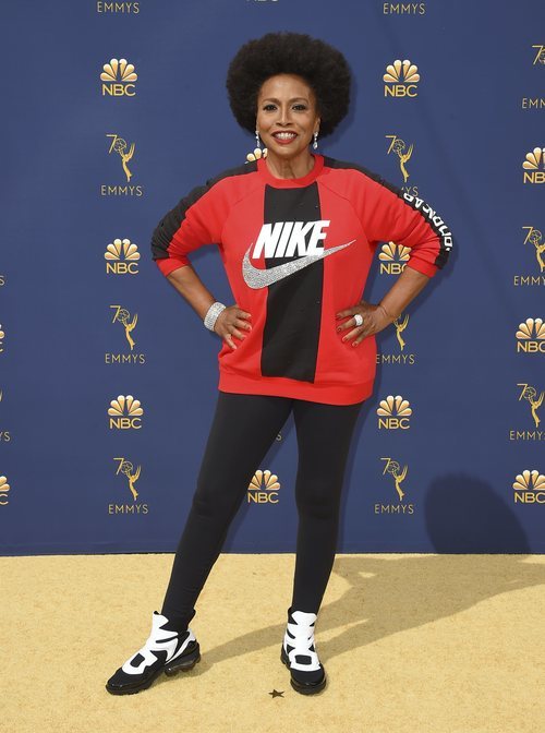 Jenifer Lewis con un chándal de Nike en los Premios Emmy 2018