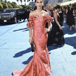 Hilaria Baldwin con un vestido anaranjado en los Premios Emmy 2018