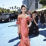 Hilaria Baldwin con un vestido anaranjado en los Premios Emmy 2018