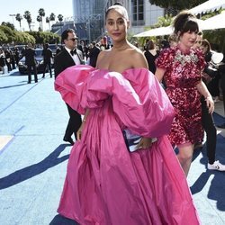 Tracee Ellis Ross con un vestido rosa fucsia en los Premios Emmy 2018