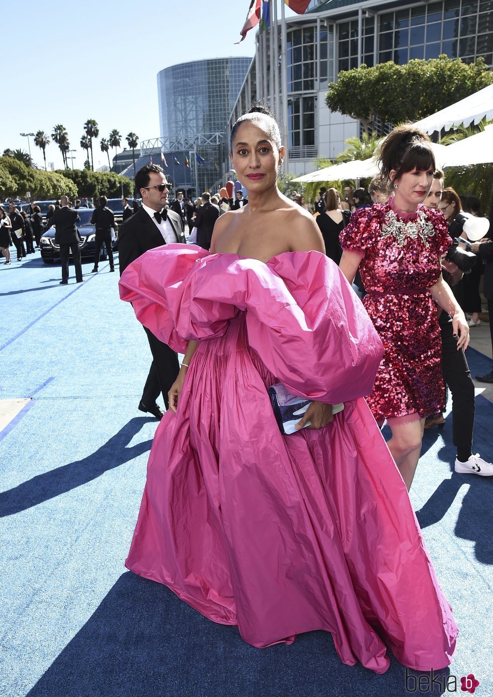 Tracee Ellis Ross con un vestido rosa fucsia en los Premios Emmy 2018