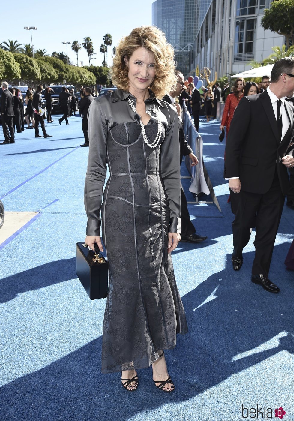 Laura Dern con un vestido color gris en los Premios Emmy 2018