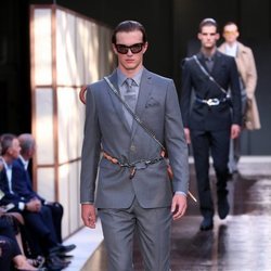 Traje de chaqueta gris de Burberry primavera/verano 2019 en la Semana de la Moda de Londres