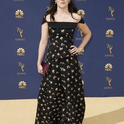 Shannon Woodward  con un vestido de Roland Mouret en los Premios Emmy 2018