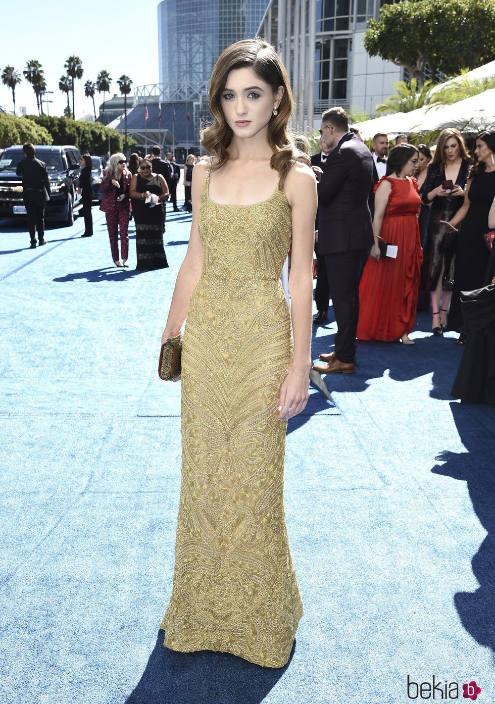 Natalia Dyer con un vestido dorado en los Premios Emmy 2018