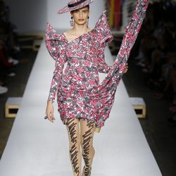 Vestido rosa con un rollo de tela de Moschino primavera/verano 2019 en la Milán Fashion Week