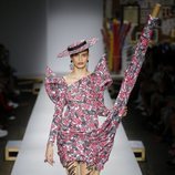 Vestido rosa con un rollo de tela de Moschino primavera/verano 2019 en la Milán Fashion Week