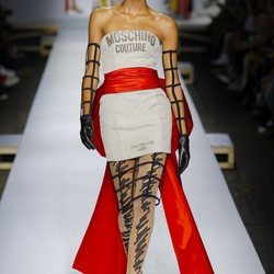Vestido asimétrico de Moschino primavera/verano 2019 en la Milán Fashion Week