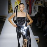 Vestido con forma de tijeras de Moschino primavera/verano 2019 en la Milán Fashion Week