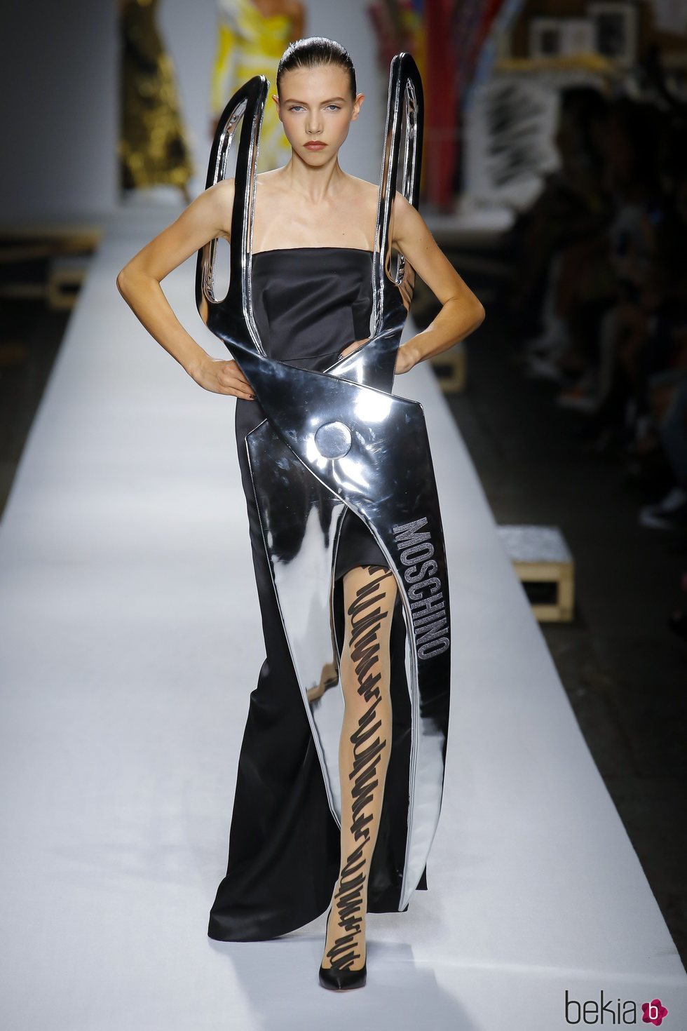 Vestido con forma de tijeras de Moschino primavera/verano 2019 en la Milán Fashion Week