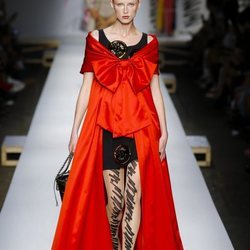 Vestido con alfileres de Moschino primavera/verano 2019 en la Milán Fashion Week