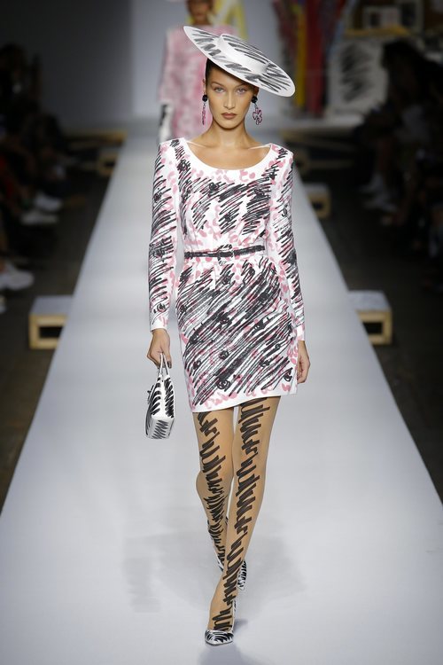 Vestido vintage bicolor de Moschino primavera/verano 2019 en la Milán Fashion Week