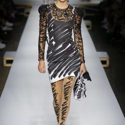 Vestido negro de Moschino primavera/verano 2019 en la Milán Fashion Week
