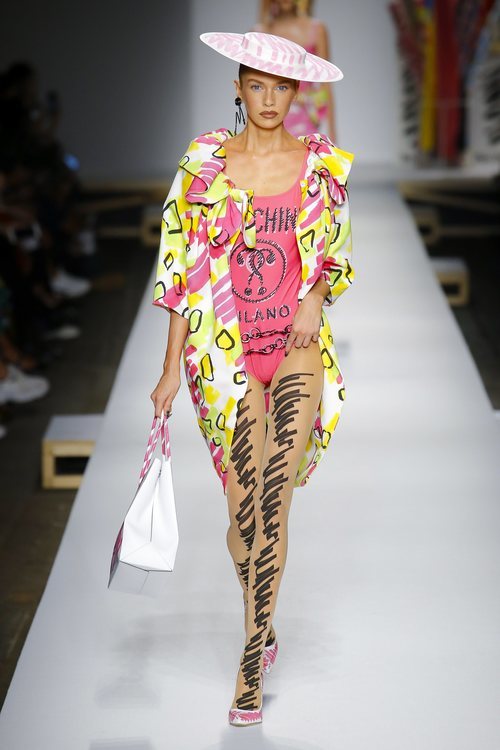 Body de color rosa fucsia de Moschino primavera/verano 2019 en la Milán Fashion Week