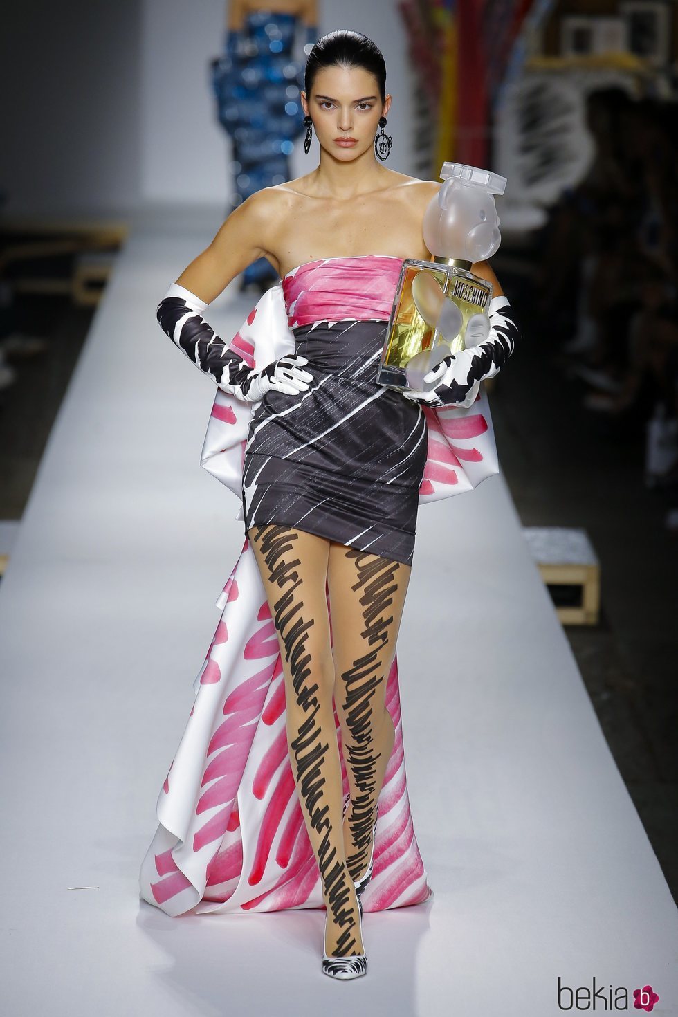 Vestido de falda asimétrica de Moschino primavera/verano 2019 en la Milán Fashion Week