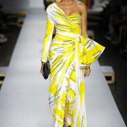 Vestido largo amarillo de Moschino primavera/verano 2019 en la Milán Fashion Week