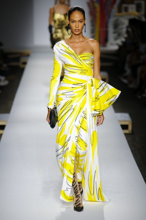 Vestido largo amarillo de Moschino primavera/verano 2019 en la Milán Fashion Week