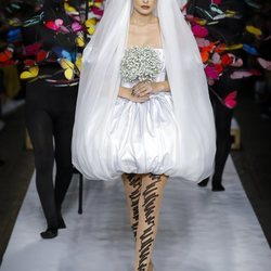 Gigi Hadid luciendo un vestido de novia para Moschino primavera/verano 2019 en la Milán Fashion Week