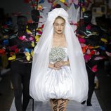 Gigi Hadid luciendo un vestido de novia para Moschino primavera/verano 2019 en la Milán Fashion Week