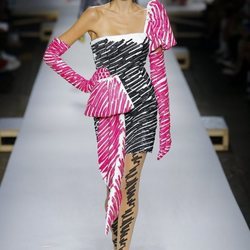 Vestido rosa y negro de Moschino primavera/verano 2019 en la Milán Fashion Week