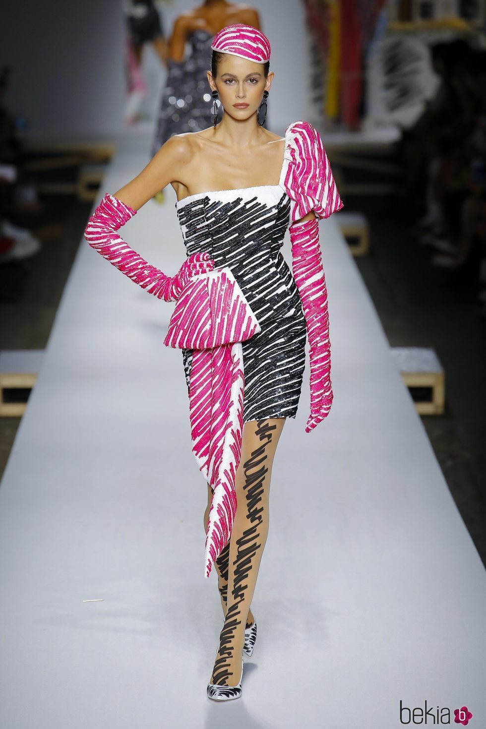 Vestido rosa y negro de Moschino primavera/verano 2019 en la Milán Fashion Week