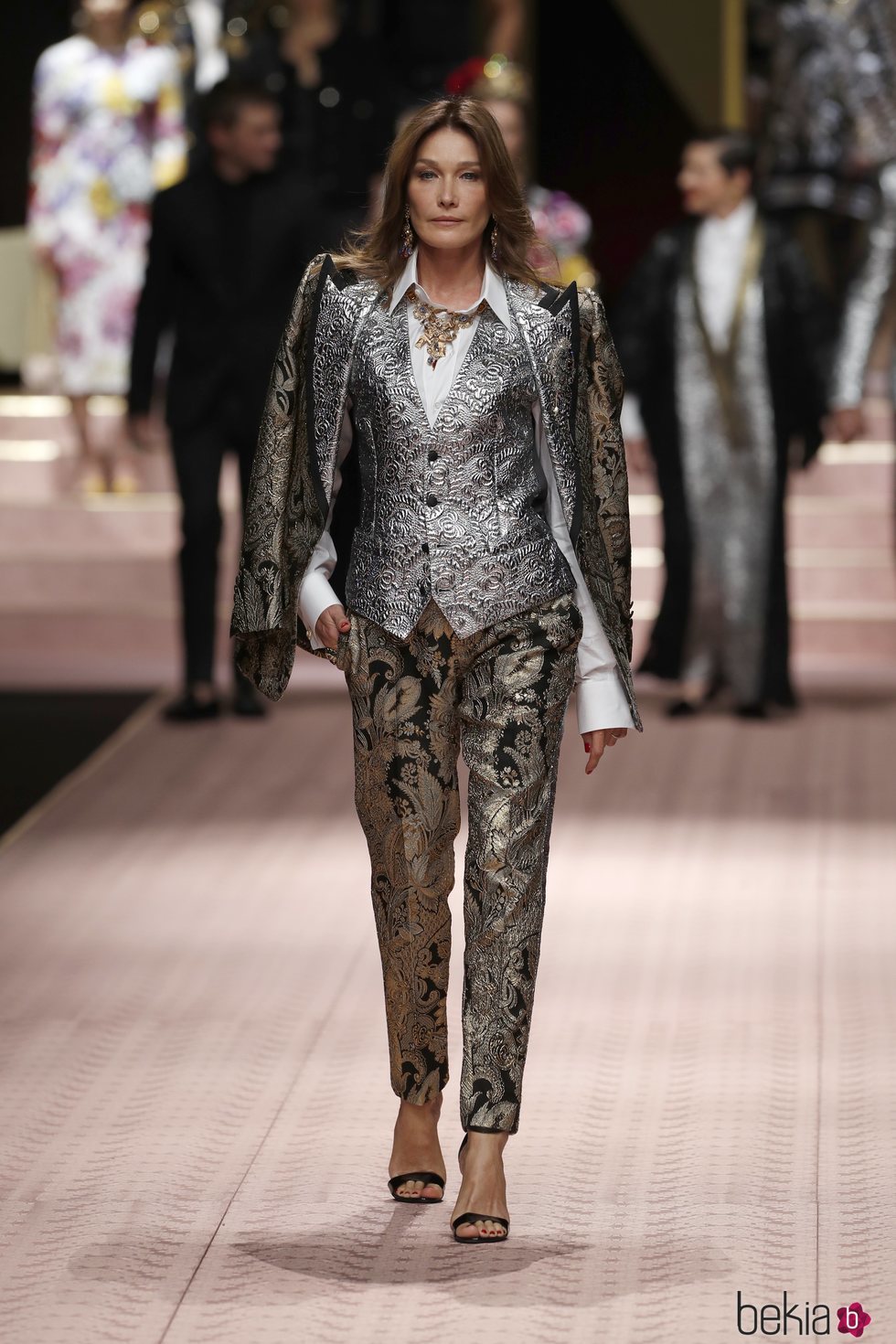 Carla Bruni en el desfile de Dolce&Gabbana primavera/verano 2019 en la Milán Fashion Week