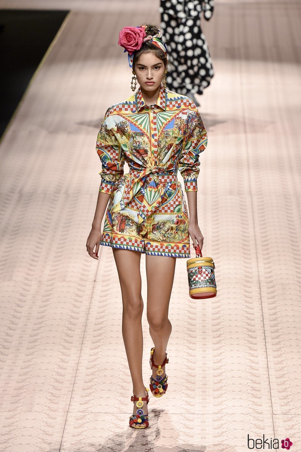 Vestido multicolor de Dolce&Gabbana primavera/verano 2019 en la Milán Fashion Week