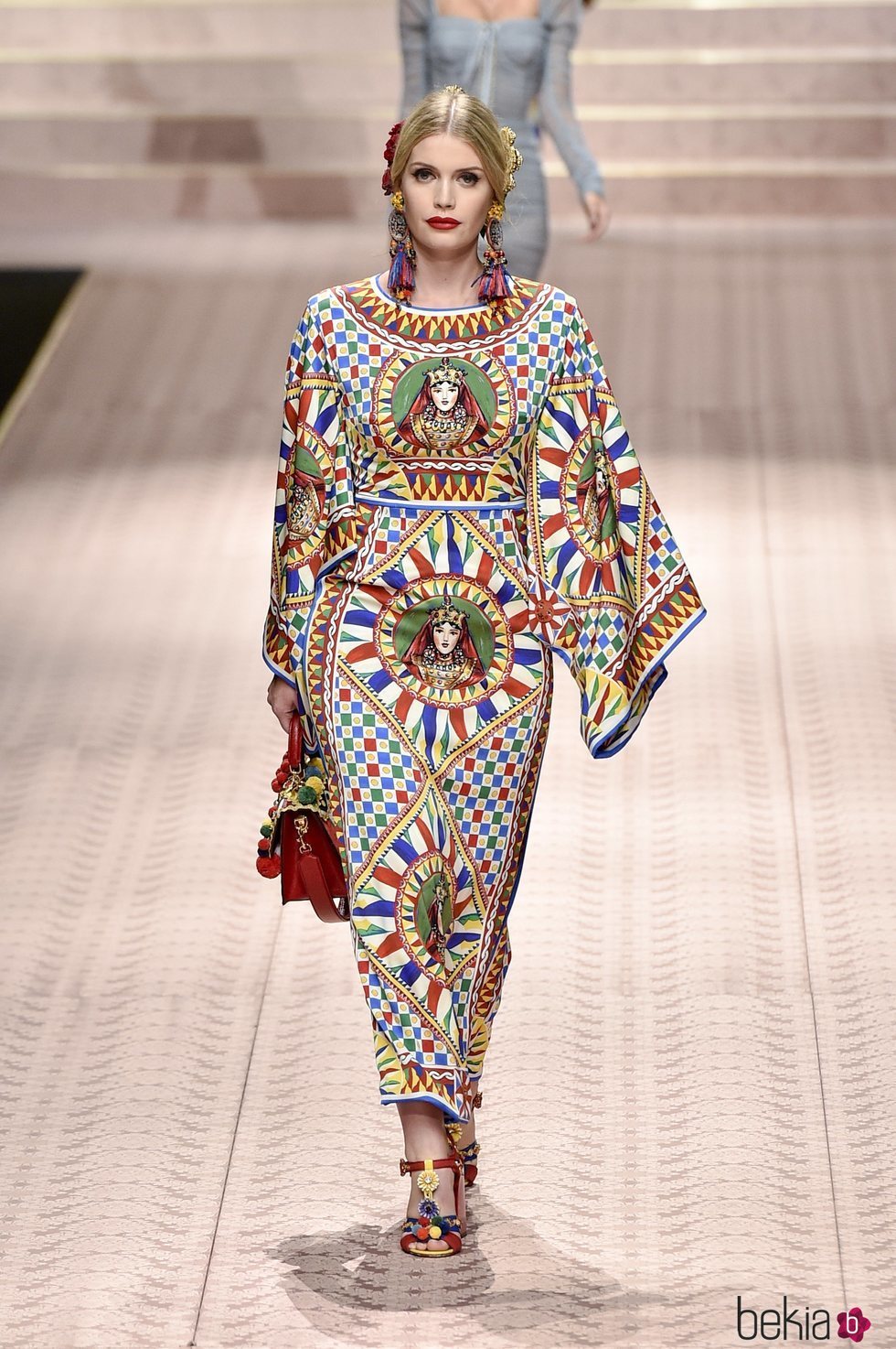 Kitty Spencer en el desfile de Dolce&Gabbana primavera/verano 2019 en la Milán Fashion Week