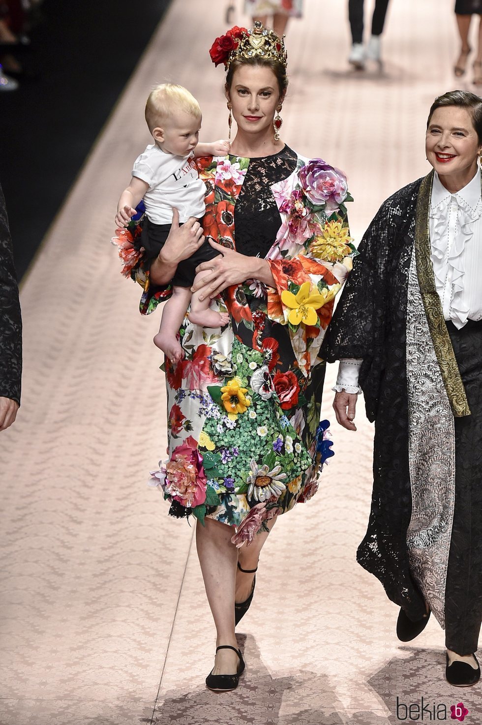 Elettra Wiedemann en el desfile de Dolce&Gabbana primavera/verano 2019 en la Milán Fashion Week