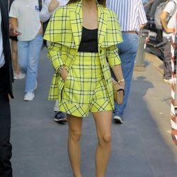 Olivia Palermo de amarillo en el desfile de Tod's durante la Milan Fashion Week