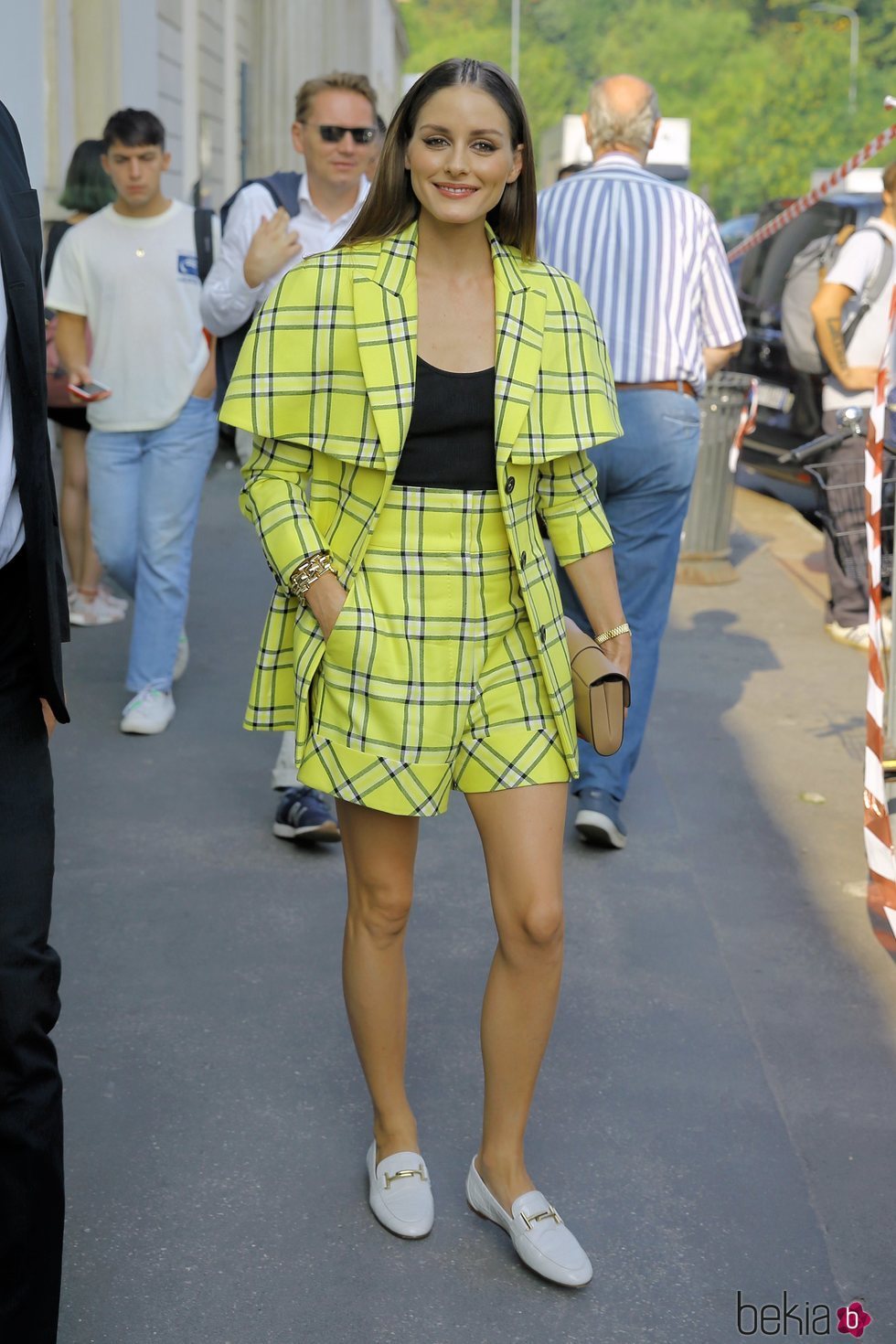Olivia Palermo de amarillo en el desfile de Tod's durante la Milan Fashion Week