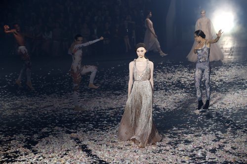 Vestido metalizado de Dior primavera/verano 2019 en la Paris Fashion Week