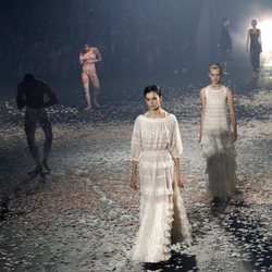 Vestidos color blanco de Dior primavera/verano 2019 en la Paris Fashion Week
