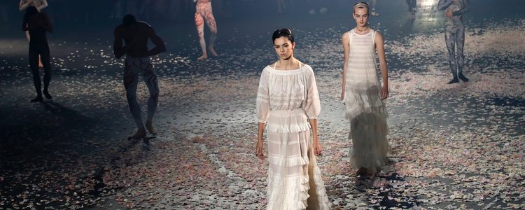 Vestidos color blanco de Dior primavera/verano 2019 en la Paris Fashion Week